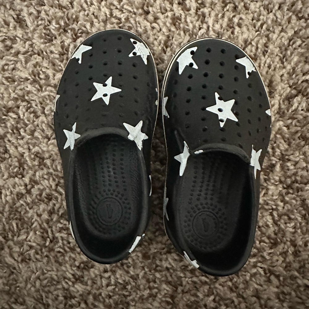 Native shoes sandals toddler boy 7 navy blue and stars